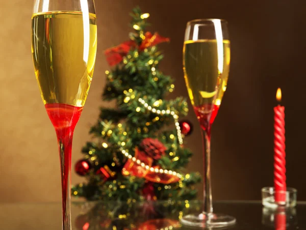 Champagne, kerstboom en kaars — Stockfoto