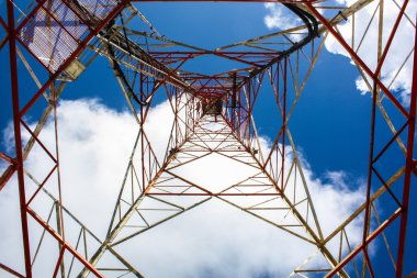 Çelik kule ve mavi gökyüzü