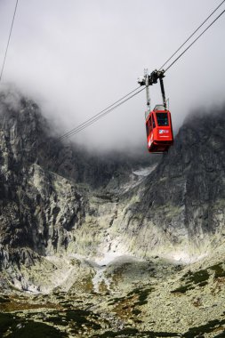 bir dağ üzerinde sandalye teleferik