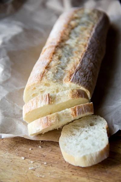 Белый длинный хлеб — стоковое фото