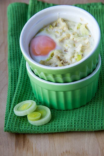 Huevo en taza con puerro — Foto de Stock