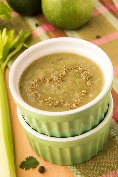 Suppe mit Zucchini und Spinat — Stockfoto