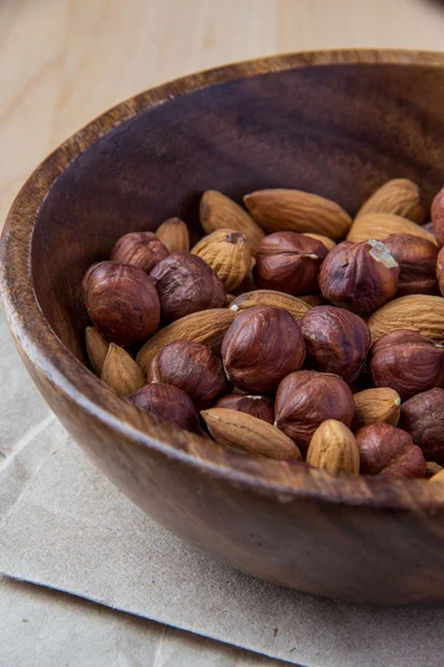 Ořechy v dřevěné misce — Stock fotografie