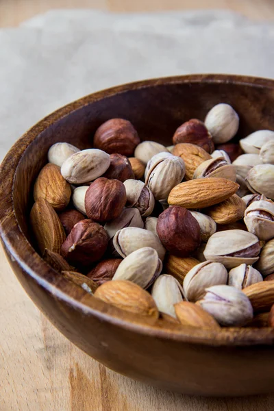 木の鉢のナッツ — ストック写真
