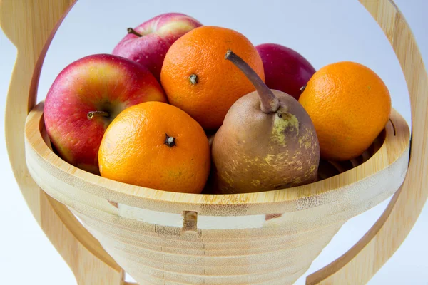 Fructe într-un coș — Fotografie, imagine de stoc