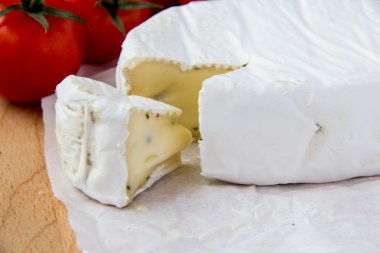 Brie peyniri domates ile