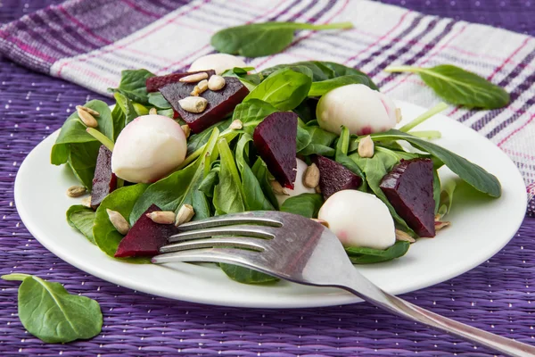Beetroot salad with mozzarella and spinach — Stock Photo, Image