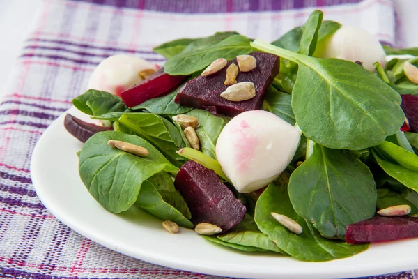 Beetroot salad with mozzarella and spinach — Stock Photo, Image