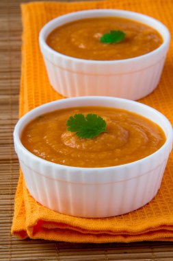 kremalı sebze çorbası yabani havuç, havuç ve domates ile