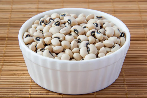 White beans in white ceramic cup — Stock Photo, Image