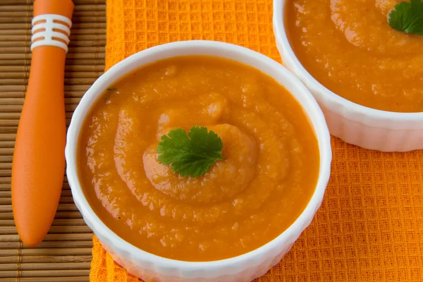 Soupe à la crème de légumes au panais, carottes et tomates — Photo