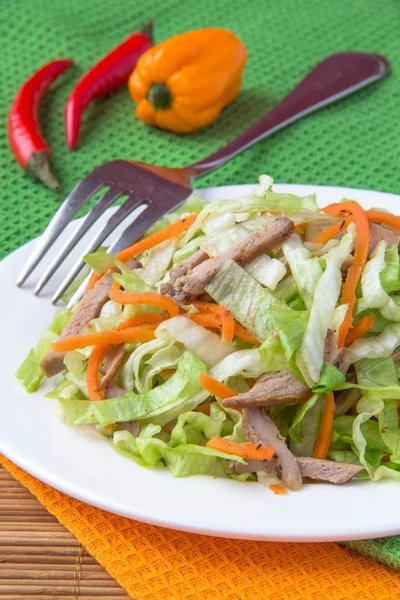 Crispy salad with pork, korean carrots and lettuce — Stock Photo, Image