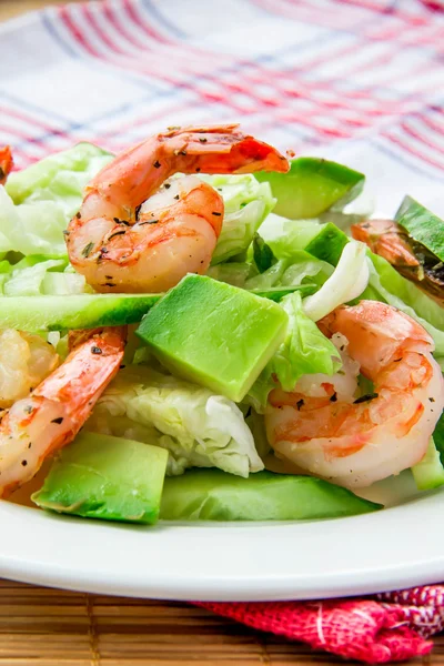 Ensalada verde con camarones y aguacate —  Fotos de Stock