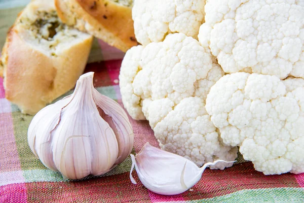 Ajo, coliflor y pan blanco — Foto de Stock