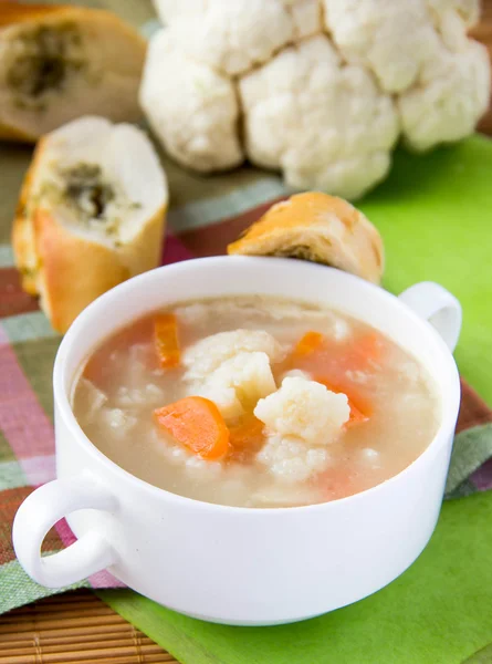 Овощной суп с цветной капустой и морковью — стоковое фото