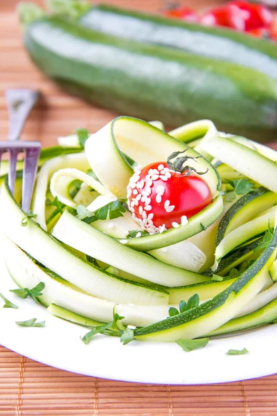 Ensalada de las cintas de calabacín, tomate y perejil —  Fotos de Stock