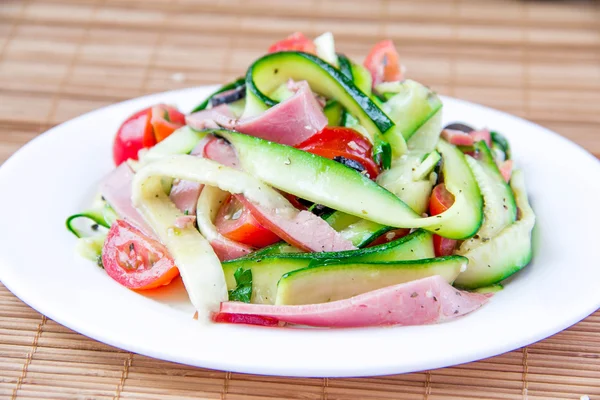 Salat mit Zucchini, Rind und Tomate — Stockfoto