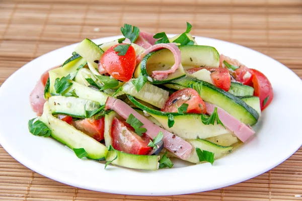 Ensalada con calabacín, ternera y tomate — Foto de Stock