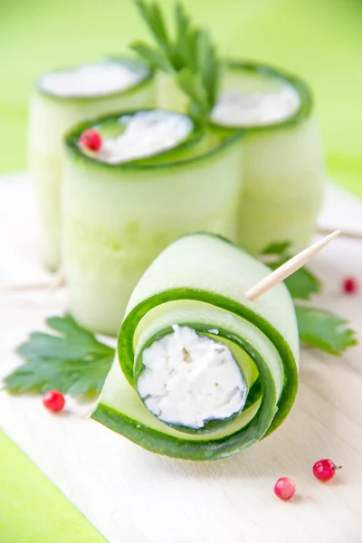 Cucumber rolls with cream cheese — Stock Photo, Image