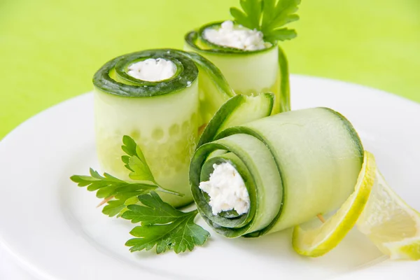 Cucumber rolls with cream cheese — Stock Photo, Image