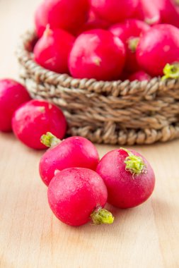 hasır sepet içinde turp