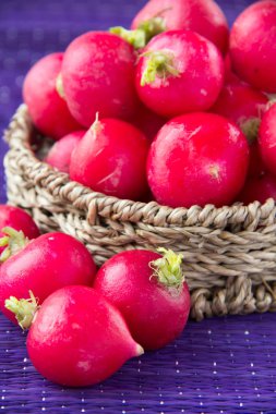 hasır sepet içinde turp