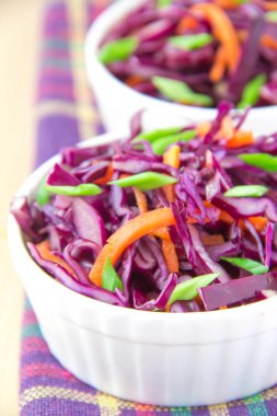 kırmızı lahana ve beyaz fincan havuç salatası