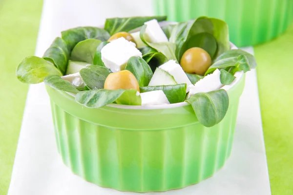 Yeşil salata zeytin, Mısır ve beyaz peynir ile — Stok fotoğraf