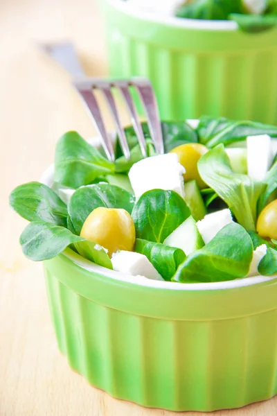 Salada grega verde com azeitona, milho e feta — Fotografia de Stock