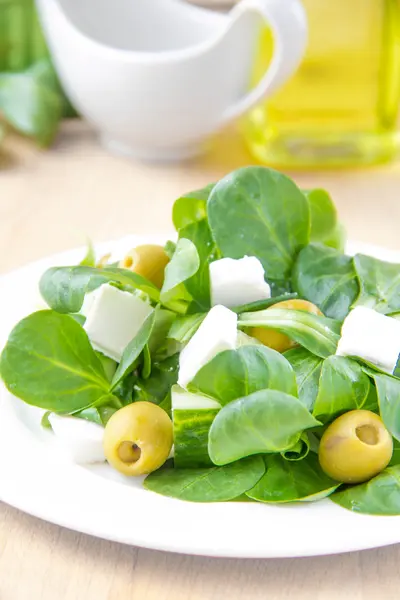 Grekisk Grönsallad med olivolja, majs och fetaost — Stockfoto