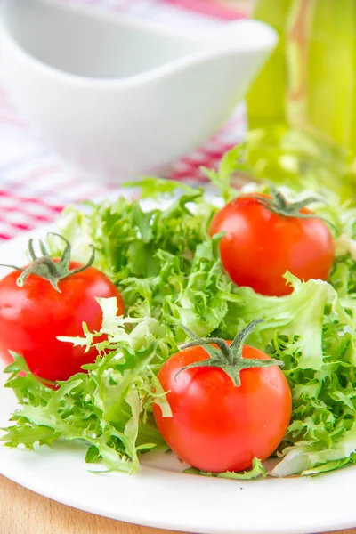 Frizzy crisp lettuce with cherry tomatoes — Stock Photo, Image