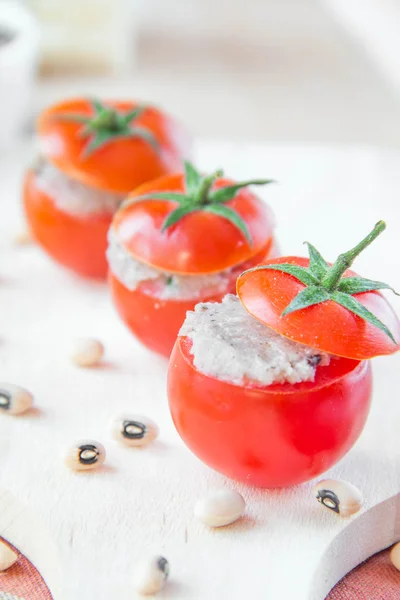Tomates cherry rellenos —  Fotos de Stock