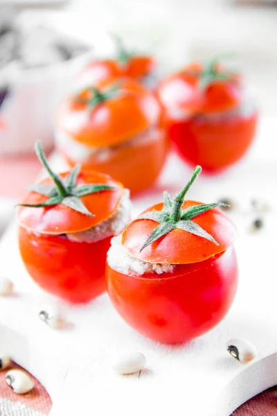 Tomates cherry rellenos - aperitivo fresco — Foto de Stock