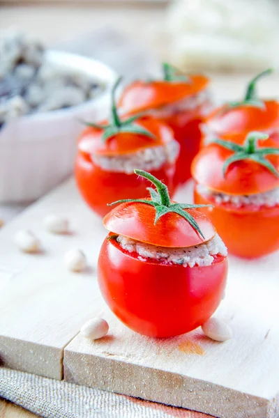Фаршировані вишневі помідори на смак — стокове фото