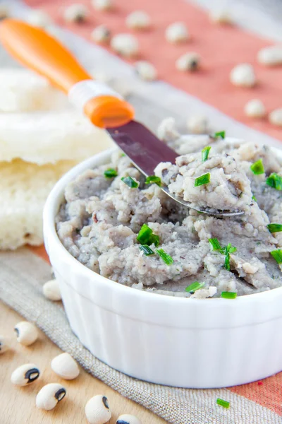 Paté fresco de judía blanca en taza de cerámica — Foto de Stock