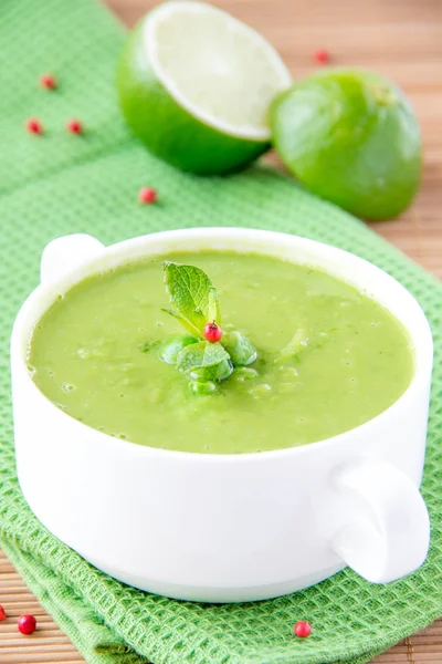 La sopa aterciopelada de crema de los guisantes tiernos verdes — Foto de Stock