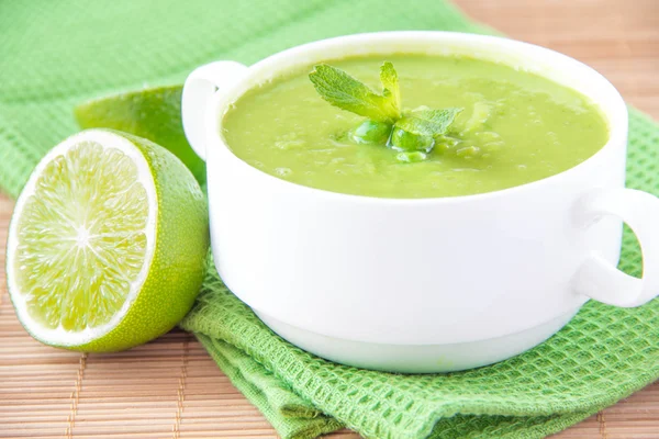 La sopa aterciopelada de crema de los guisantes tiernos verdes —  Fotos de Stock