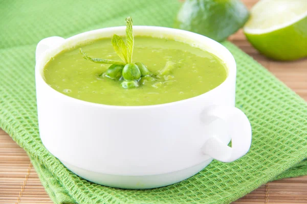 La sopa aterciopelada de crema de los guisantes tiernos verdes — Foto de Stock