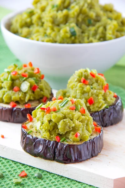 Pea kasha on guinea squash — Stock Photo, Image