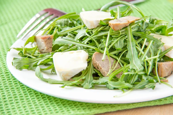 Salade met rucola, varkensvlees en brie kaas — Stockfoto