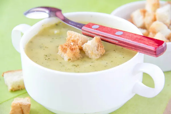 Zucchini grädde soppa med krutonger — Stockfoto