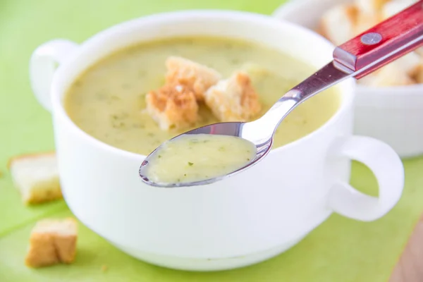 Soupe à la crème de courgettes aux croûtons — Photo