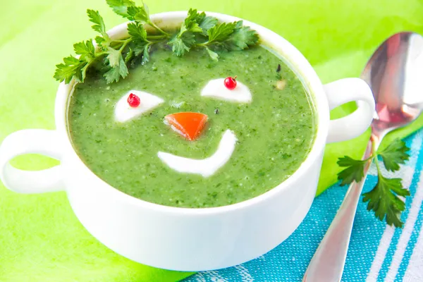 Sopa saudável engraçada com espinafre para crianças — Fotografia de Stock