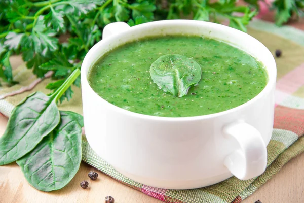 Samtige Sahnesuppe aus Spinat — Stockfoto