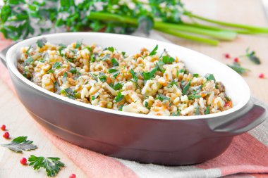 makarna, et ve sebze ragu ile