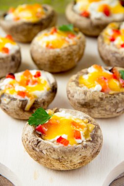 fırında mantar sebze ve peynir ile doldurulmuş