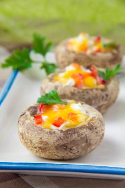 fırında mantar sebze ve peynir ile doldurulmuş