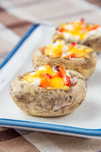 塞满奶酪和蔬菜的烤的蘑菇 — 图库照片