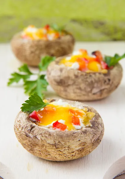 Cogumelos assados recheados com queijo e legumes — Fotografia de Stock