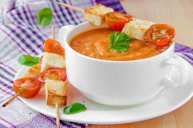 kremalı sebze çorbası domates, fesleğen ve tost